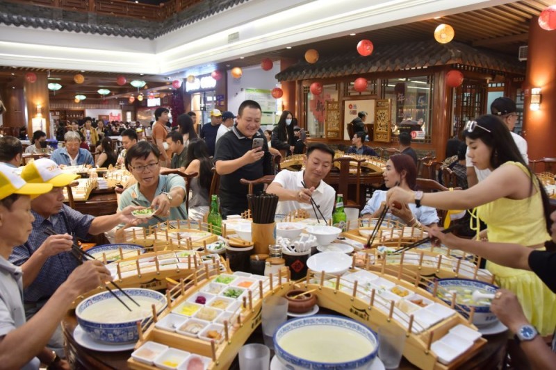 暑期消费乘“热”而上 夏日经济活力澎湃