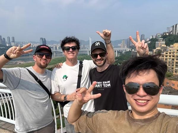暑期入境游火爆 这些年轻人做起了“适配”生意