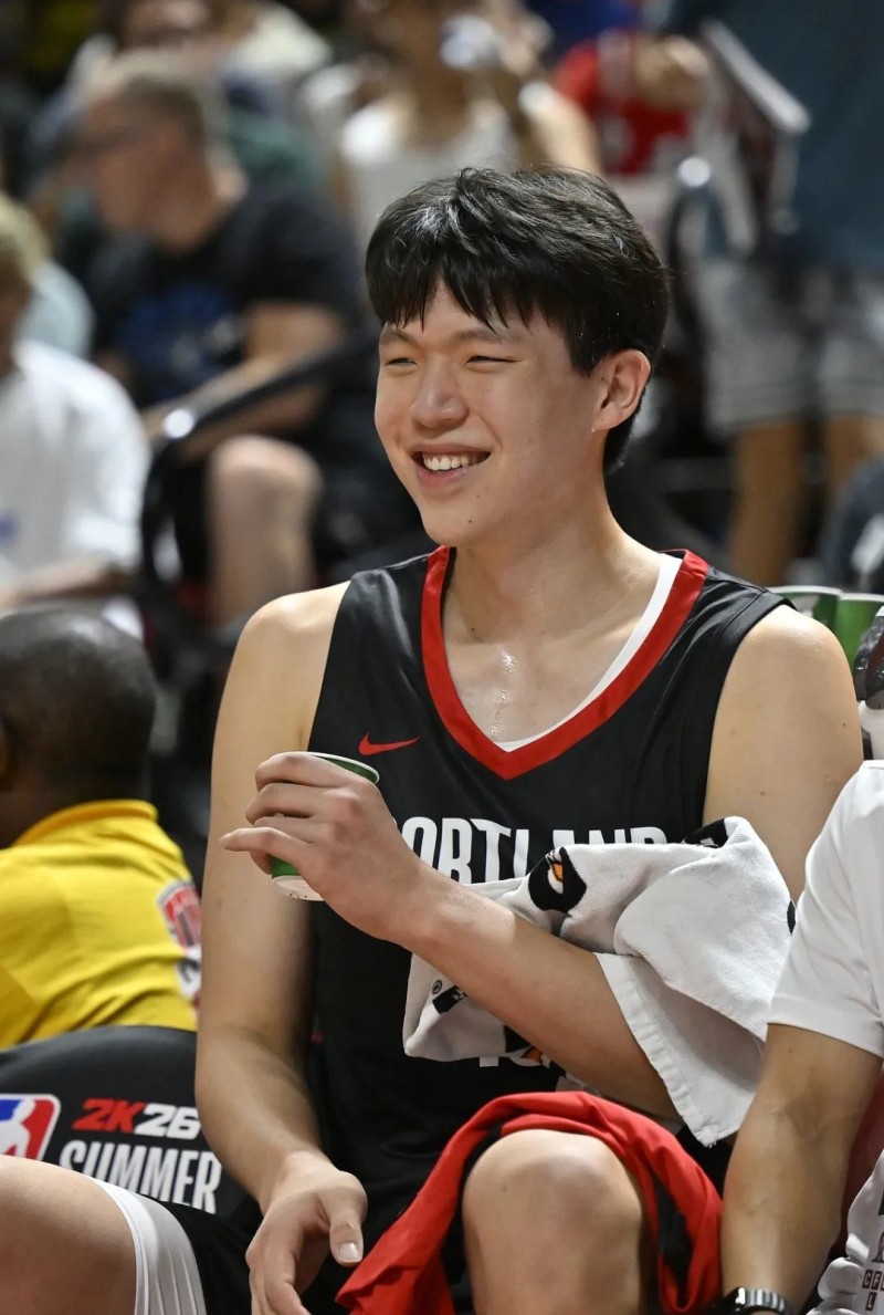 全场12中0！杨瀚森虐爆FMVP！牛逼啊，打得对手破大防，直接拽拉爆发冲突