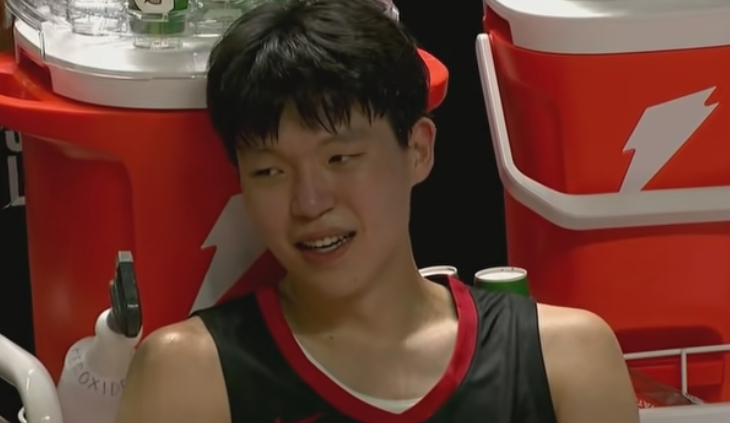 杨瀚森首秀：乱流中最聪明的岩石
