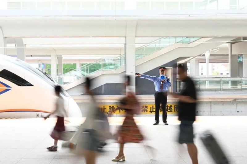 高铁站台上可以打伞吗？官方解答来了！