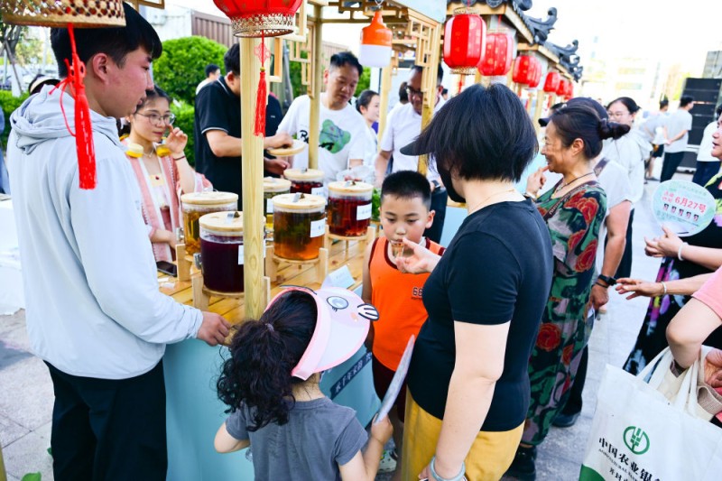 暑期消费乘“热”而上 夏日经济活力澎湃