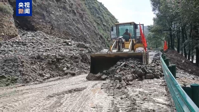青海省境内G338线、G213线部分路段出现塌方 交通部门紧急处置