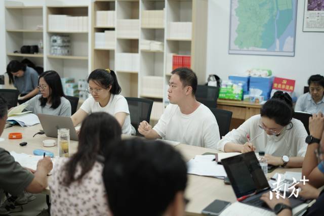 一群博士的乡村“夜总会”
