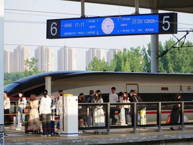高铁站台上可以打伞吗？官方解答来了！