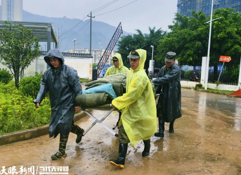 这些穿行浪尖的身影让群众安心｜防汛救灾一线党员先锋扛起使命担当