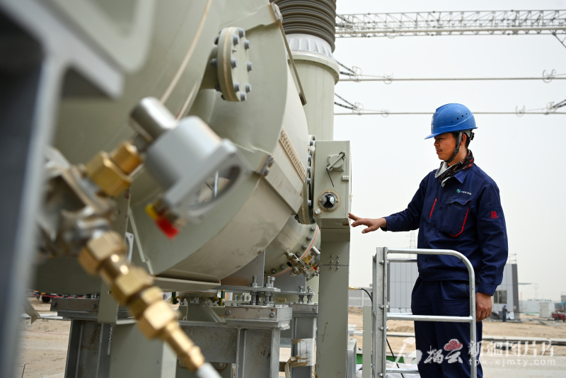 电网环塔 势贯南疆――新疆环塔里木盆地750千伏输变电工程全线贯通观察