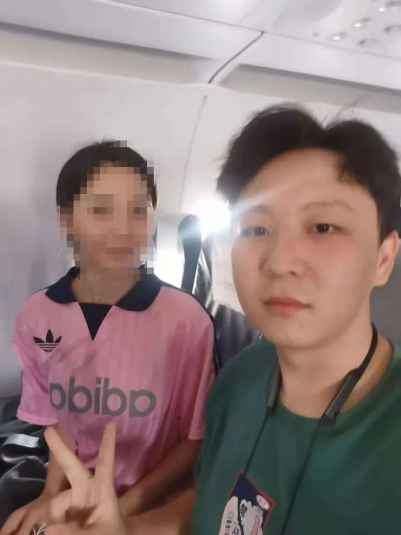 看丹观察丨医学生飞机上救人被质疑“没资格”？网友：扫兴还寒心！