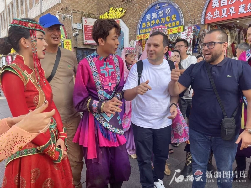 “我要把这份美好的记忆带回阿尔及利亚”――阿尔及利亚媒体学者代表团参访新疆