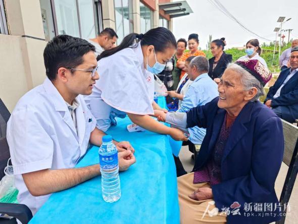 祖国大家庭的温暖丨课桌连着大江南北