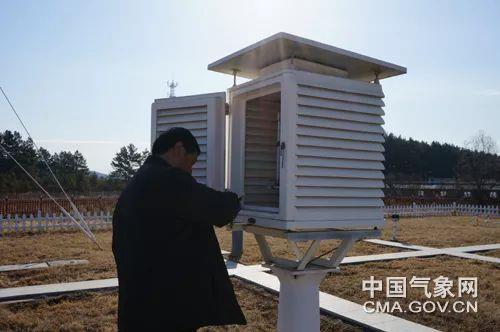 街头实测50℃ 天气预报却显示39℃ “温差”为何这么大？