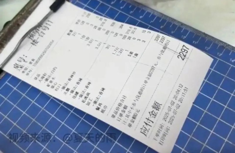 看丹观察丨广东一海鲜餐厅被曝专宰游客，投诉多了就改名？网友：“换马甲”也得管！
