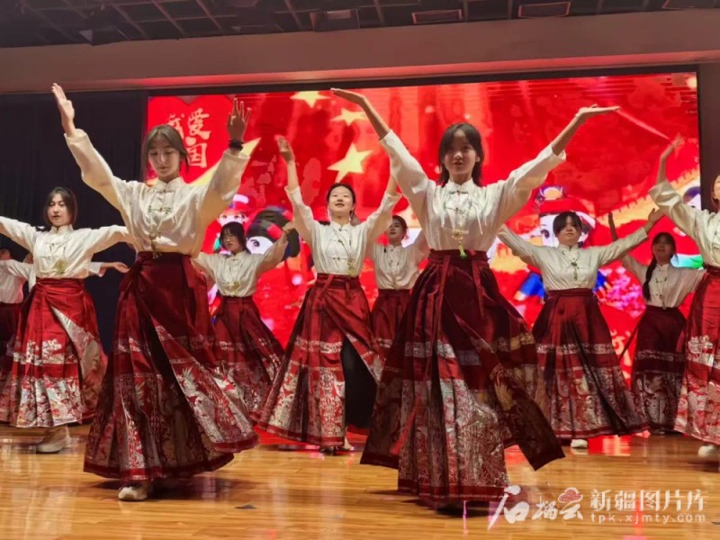祖国大家庭的温暖丨课桌连着大江南北