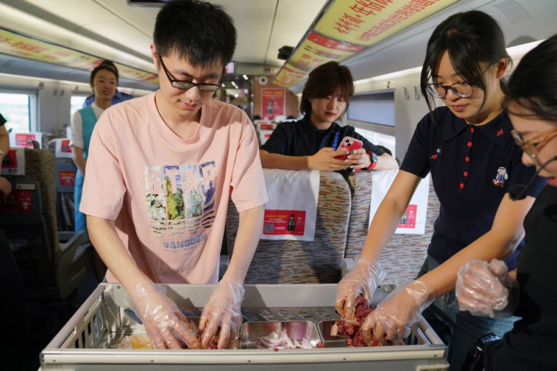 赋能文旅消费 助力暑期经济――各地各部门服务暑运一线见闻