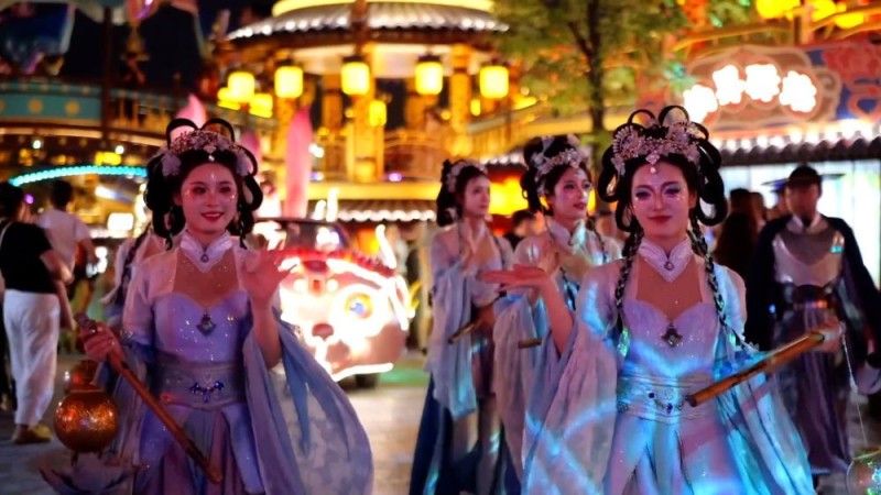 新华视点｜暑期经济“热”力全开：夜游、文化与生态共绘消费新图景