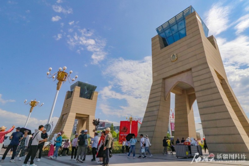 霍尔果斯从口岸贸易到产业融合――边陲小城进阶国际物流枢纽