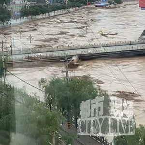 陕西延安遭暴雨袭击，洪水漫堤涌入街道，多辆汽车被冲走，已转移群众1.31万名