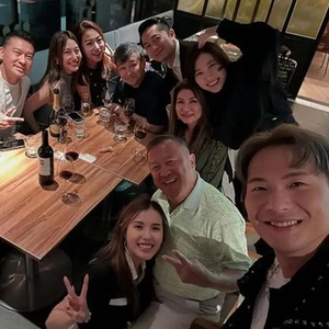 72岁曾志伟和25岁女星合影，姿势不雅惹争议！此前曾因给电诈头目庆生道歉