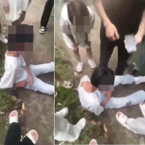 多段未成年人围殴视频曝光，霸凌者叫嚣“我没16岁欢迎报警”，警方回应