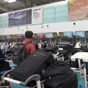 男足队员出征东亚杯携带较多行李入关引发关注 中国足球队回应