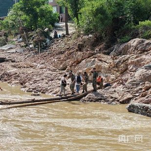 雨霁抢通“生命线”：徒步3小时，挺进“孤岛”碾子湾