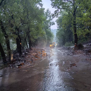 北京密云西北部特大暴雨，局地交通通信中断，消防武警正在挺进
