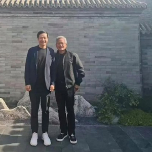 大热天穿皮衣露天与雷军合影？黄仁勋年内第三次来华，现身北京！