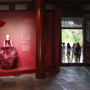 “精雅风华：恭王府与中国时尚”展览开幕，展出近50件服装
