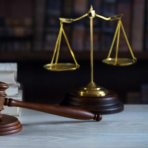 一法官退休两年后被判刑：工作时违法适用强制执行措施，致案件当事双方损失上百万