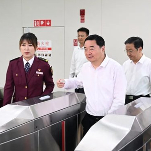辽宁省委书记、省长乘地铁与乘客交流