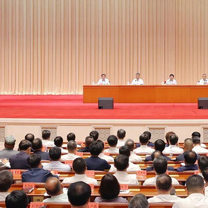 新疆维吾尔自治区召开领导干部会议