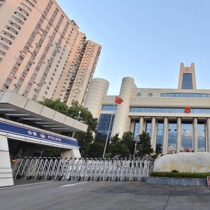 湘潭大学投毒案二审开庭，庭审现场过道坐满人，有嫌疑人的同学来旁听