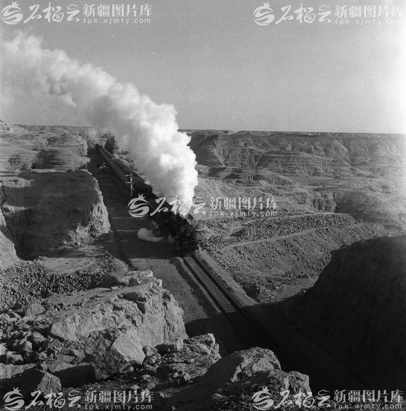 照片里的新疆⑩丨从蒸汽机车到“复兴号”动车