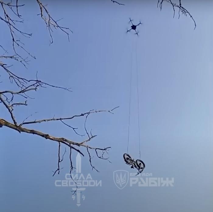“用无人机空投电动自行车”,乌军称救出一名被困俄军后方的乌克兰士兵