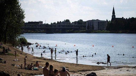北极圈遭遇13天30℃热浪:医院爆满、溜冰场成避暑所,驯鹿濒临死亡