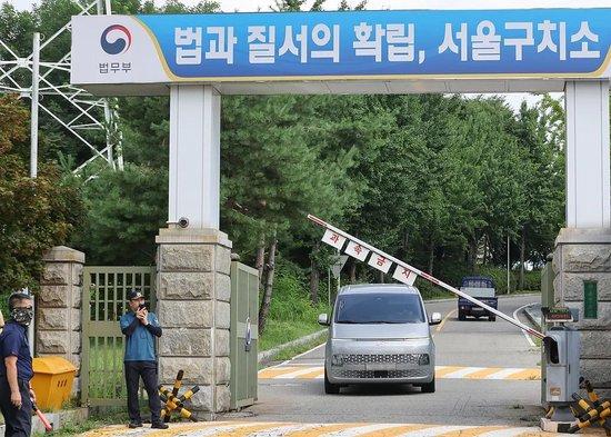 10个年轻人抓不住尹锡悦，手臂都快拉断了