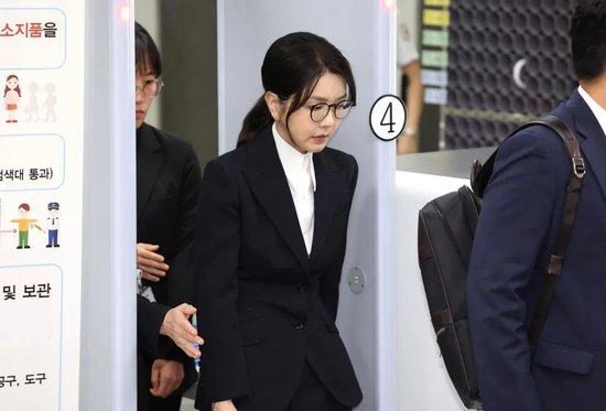 韩国前第一夫人金建希出庭受审时说“花无十日红”,被捕同日,其最核心亲信之一“大管家”也被捕,流亡海外数月后突然回国