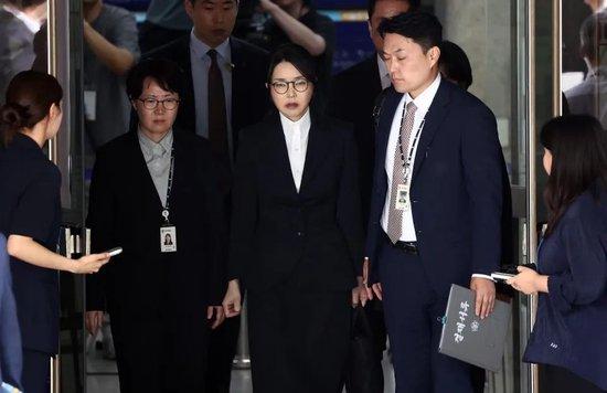 韩国前第一夫人金建希出庭受审时说“花无十日红”,被捕同日,其最核心亲信之一“大管家”也被捕,流亡海外数月后突然回国