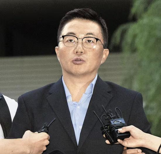 韩国前第一夫人金建希出庭受审时说“花无十日红”,被捕同日,其最核心亲信之一“大管家”也被捕,流亡海外数月后突然回国