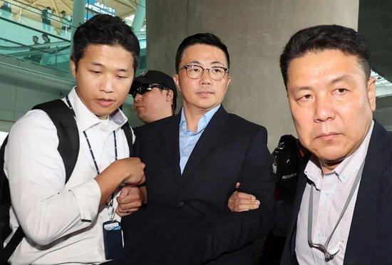 韩国前第一夫人金建希出庭受审时说“花无十日红”,被捕同日,其最核心亲信之一“大管家”也被捕,流亡海外数月后突然回国