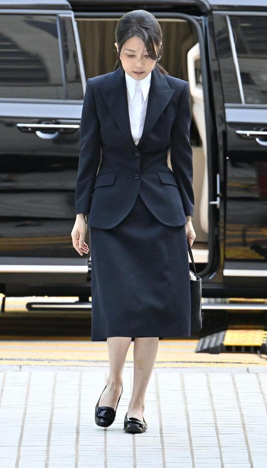 韩国前第一夫人金建希出庭受审时说“花无十日红”,被捕同日,其最核心亲信之一“大管家”也被捕,流亡海外数月后突然回国