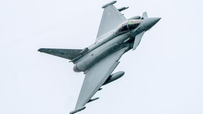 英国皇家空军3架“台风”战机紧急升空拦截一架客机，英格兰多地听到“音爆”