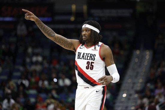 记者：开拓者这边罗威是最可能被交易的 亨德森有进步就不会动