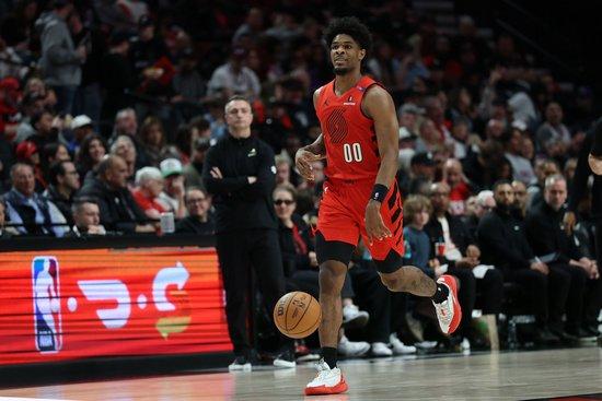 记者：开拓者这边罗威是最可能被交易的 亨德森有进步就不会动