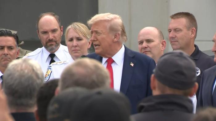 特朗普会见执法人员及国民警卫队成员后返回白宫