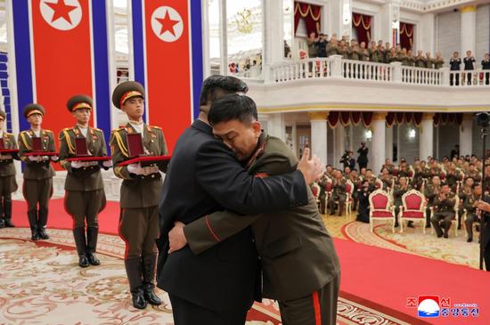 朝鲜援俄官兵获金正恩亲授表彰,被授官兵现场落泪,与金正恩紧紧相拥
