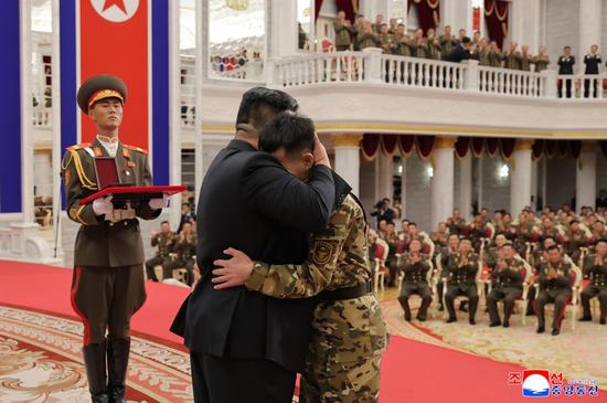 朝鲜援俄官兵获金正恩亲授表彰,被授官兵现场落泪,与金正恩紧紧相拥
