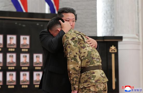 朝鲜援俄官兵获金正恩亲授表彰,被授官兵现场落泪,与金正恩紧紧相拥