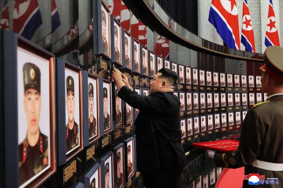 朝鲜援俄官兵获金正恩亲授表彰,被授官兵现场落泪,与金正恩紧紧相拥
