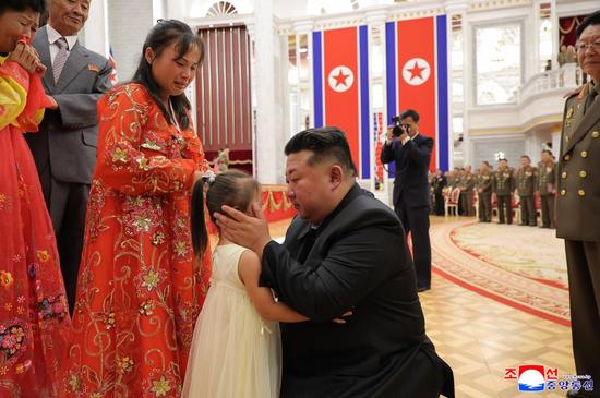 朝鲜援俄官兵获金正恩亲授表彰,被授官兵现场落泪,与金正恩紧紧相拥